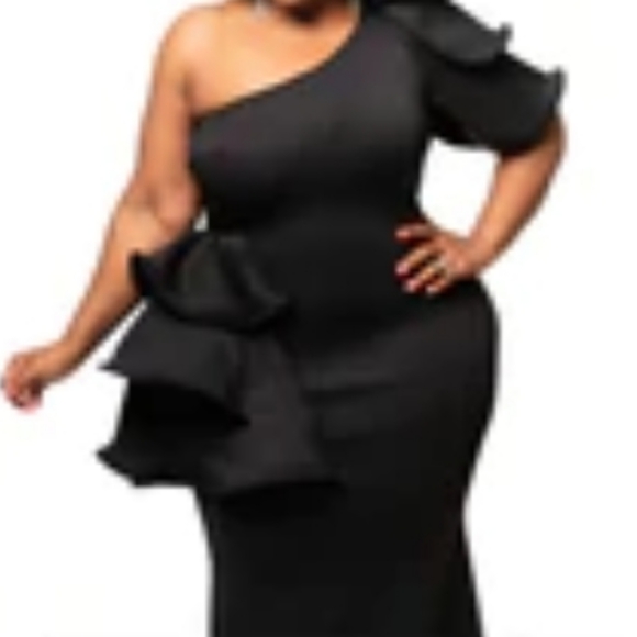 Long Fitted Black Dress - Picture 2 of 3